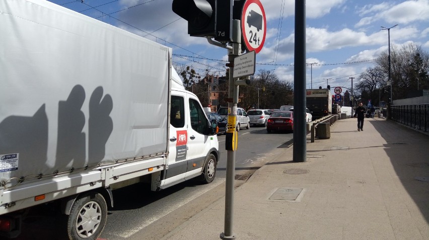 Korki przy budowie Forum Gdańsk - pojazdy z budowy parkują...