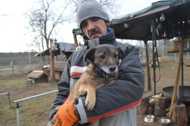 Konstanty Golba z porzuconą sunią