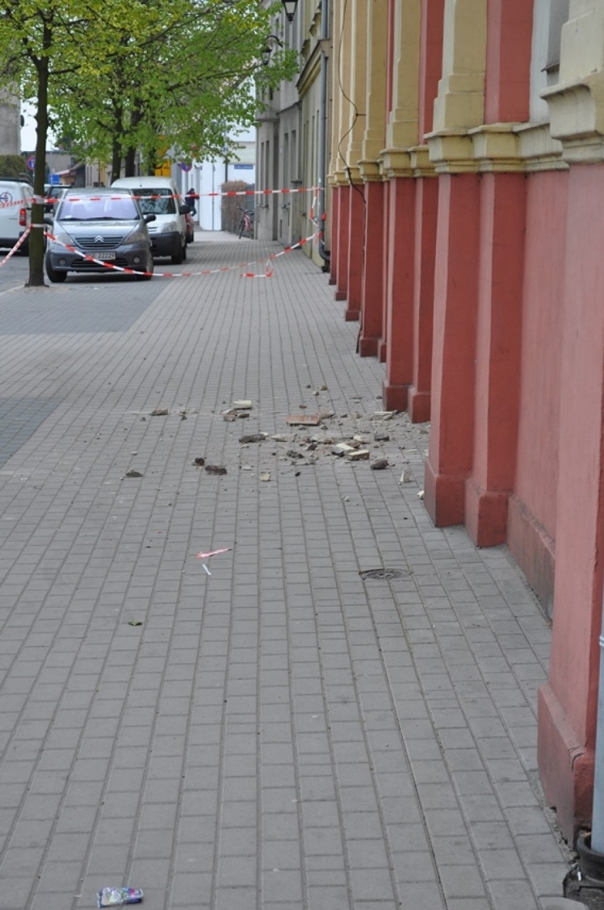 W Śremie: odpadający tynk z sali "Bazar" zagraża ludziom