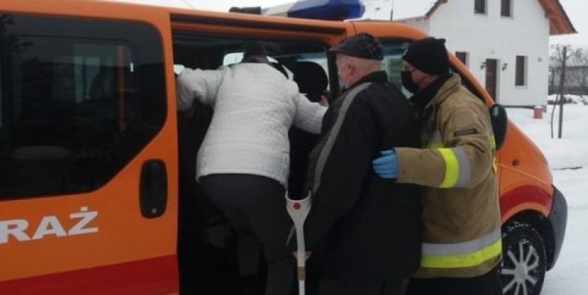 Strażacy z powiatu lublinieckiego pomagają w transporcie do...