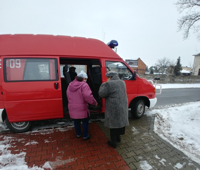 Strażacy z powiatu lublinieckiego pomagają w transporcie do...