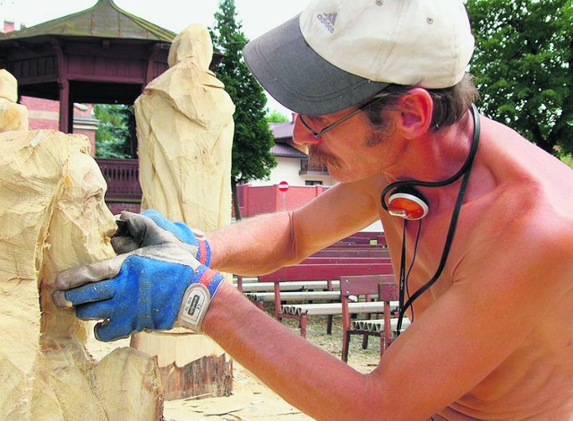 Artyści wykonują swoje rzeźby na oczach tuchowian i osób odwiedzających miasteczko