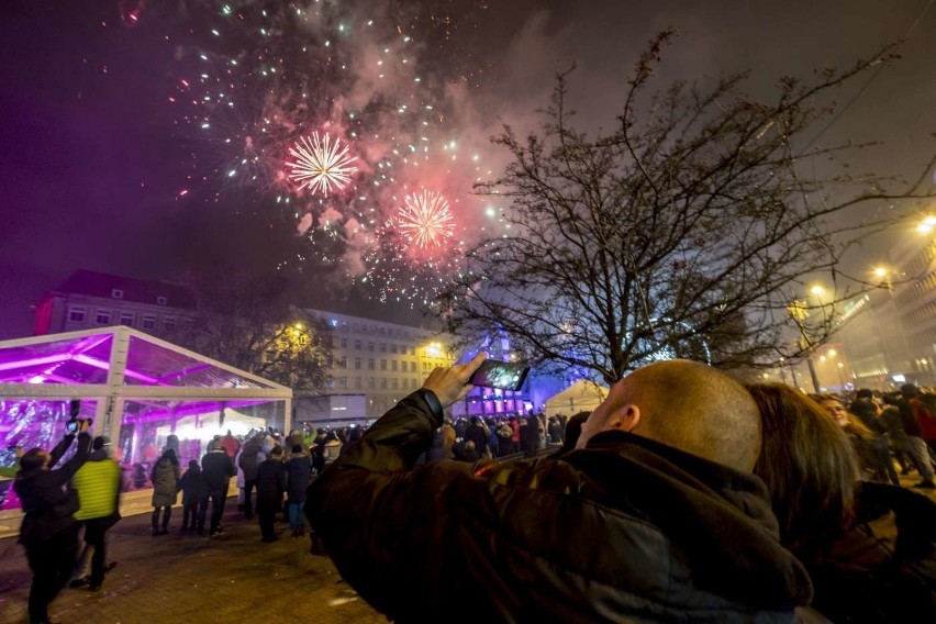 Tysiące poznaniaków witało nowy rok na placu Wolności i...