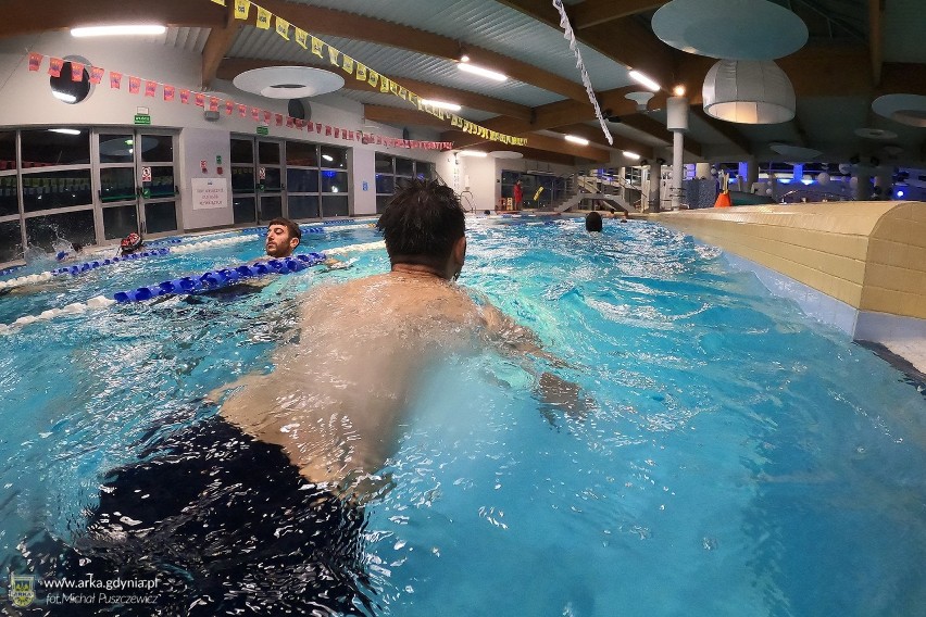 Nie samym treningiem piłkarz żyje. Zawodnicy Arki Gdynia wybrali się do Aquaparku w Sopocie, aby zrelaksować się po zajęciach na boisku