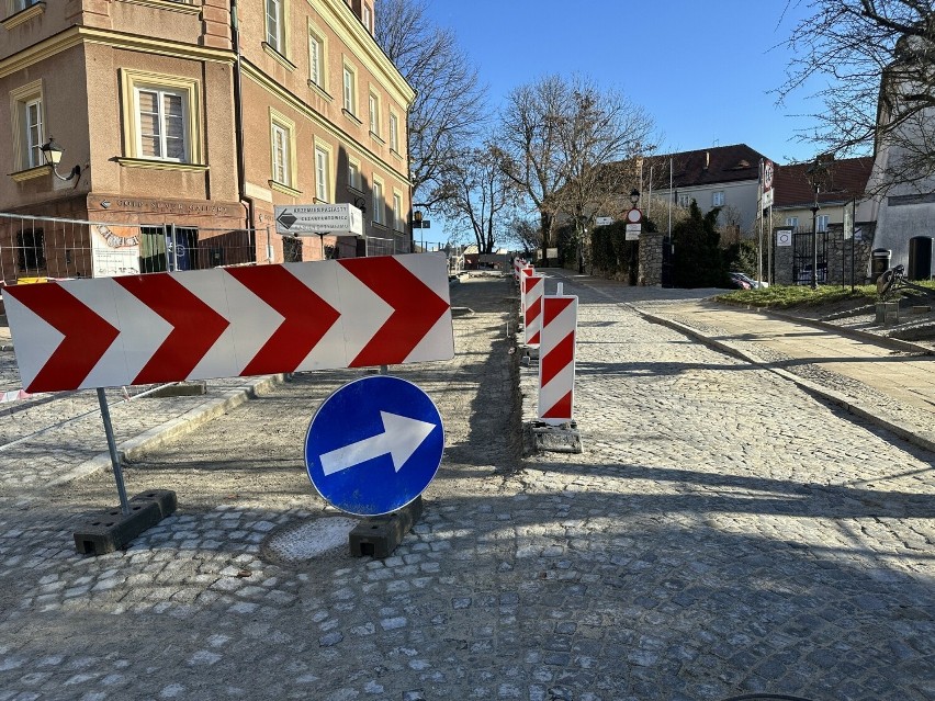 Trwa remont ulicy Zamkowej w Sandomierzu- jednego z...