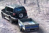 Mieszkaniec Szczytna przyczepą wywiózł śmieci do lasu [FILM]