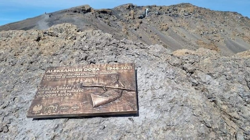Aleksander Doba ma tablicę na Kilimandżaro. Podróżnicy upamiętnili pogromcę Atlantyku na dachu Afryki