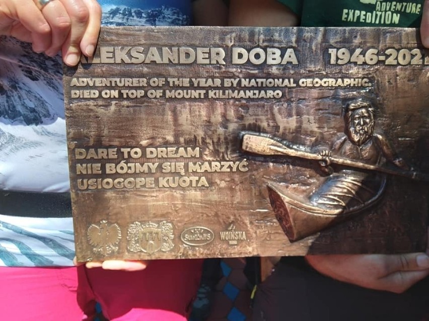 Aleksander Doba ma tablicę na Kilimandżaro. Podróżnicy upamiętnili pogromcę Atlantyku na dachu Afryki