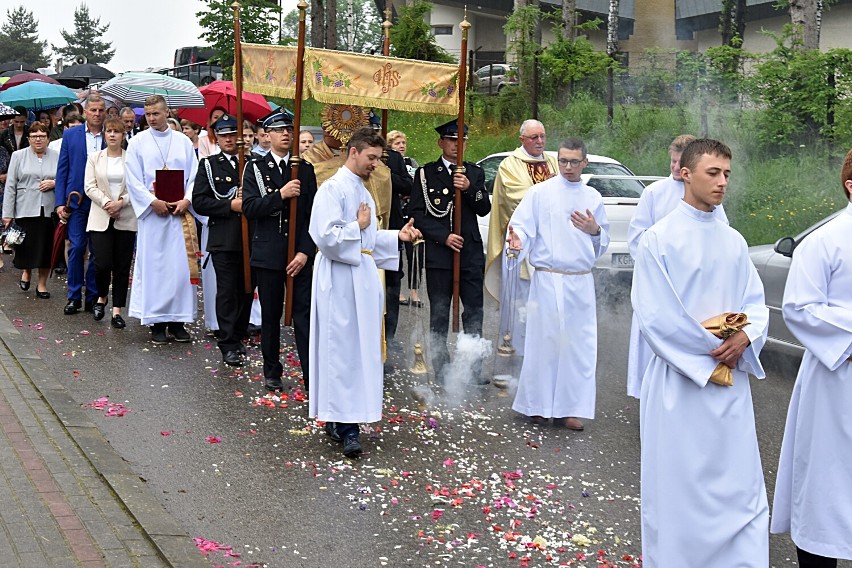 Procesja wysala z kościoła parafowanego po mszy o godzinie...