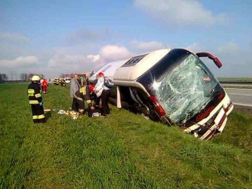 Szwedzki autokar w rowie. Poszkodowane dzieci 