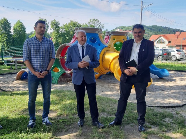 W przekazaniu plac budowy wykonawcy uczestniczyli m.in. burmistrz Augustyn Ormanty, radny Łukasz Dragan i przewodniczący Zarządu Osiedli Tadeusz Stela.