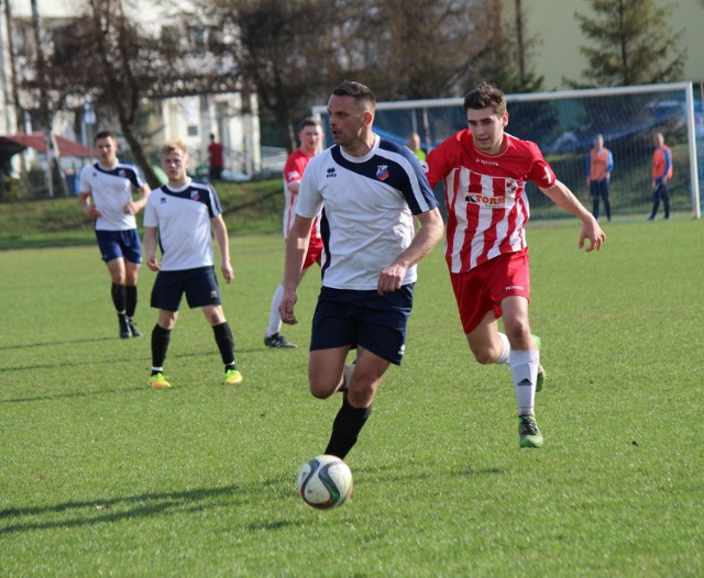 Po 23. kolejce V ligi GKS Kowale (biało-czerwoni) awansował na pozycję wicelidera, a Orzeł Trąbki Wielkie (biało-granatowi) na 6. miejsce w tabeli