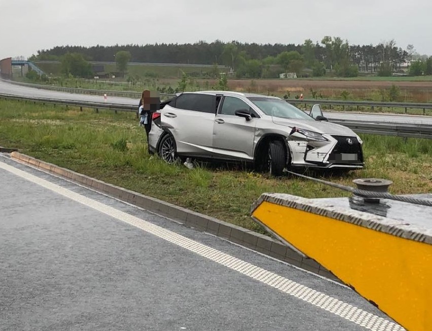 Wypadek na autostradzie A1 w regionie. Lexus uderzył w bariery [zdjęcia]