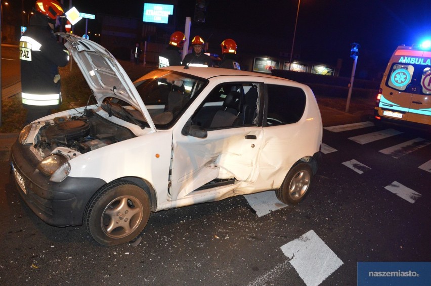 Wypadek na skrzyżowaniu ulic Okrzei - Wronia we Włocławku. Kierujący busem uderzył w fiata i uciekł [zdjęcia, wideo]