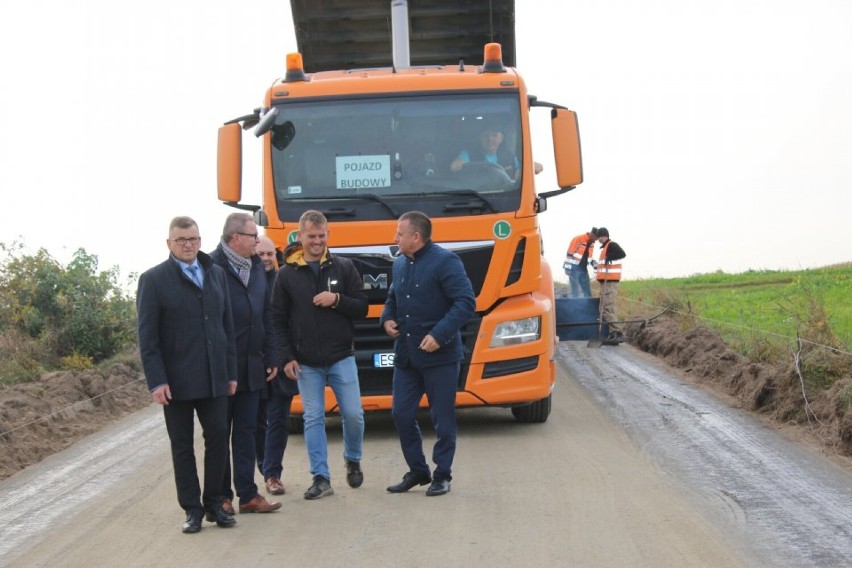 Nowa powiatowa droga i chodnik powstaje w gminie Goszczanów ZDJĘCIA