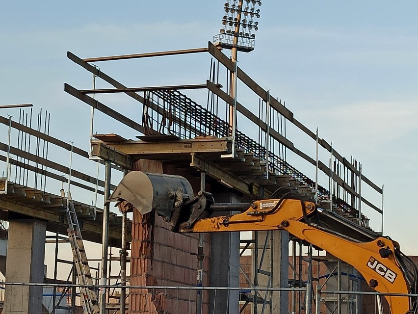 Stadion Sandecji. W czwartek wyburzono kolejną ścianę trybuny. Mamy wideo