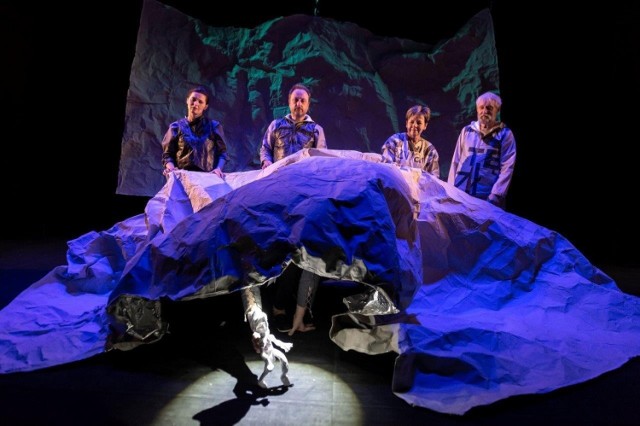 Na teatralnej scenie zobaczymy świat wykreowany z papieru – papierowych lalek animowanych przez aktorów oraz teatru gestu – zbudowanego z rąk.