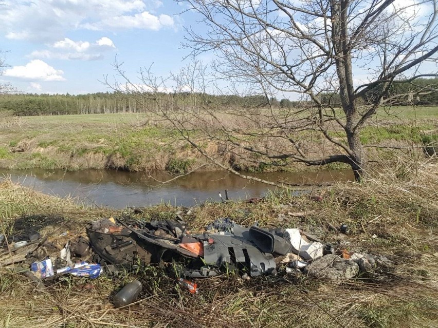  Nad rzeką Lubaczówka między Radawą i Cetulą, ktoś zrobił sobie dzikie wysypisko śmieci