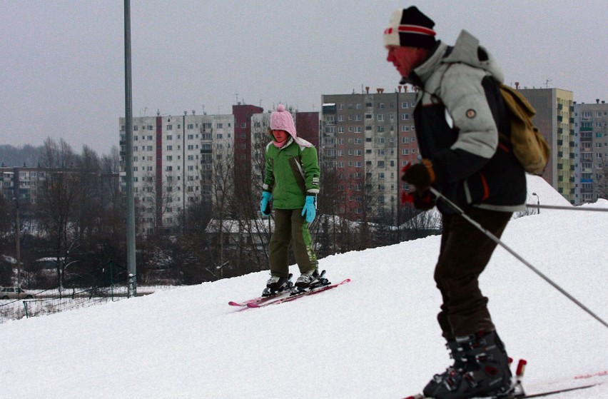 Sosnowiec: Na narty na Górce Środulskiej jest jeszcze za ciepło. Chwilowy atak zimy minął? [ZDJĘCIA]