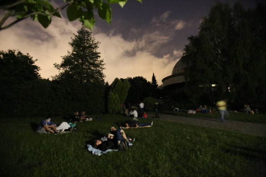 Noc spadających gwiazd w 2017 roku przed Planetarium Śląskim