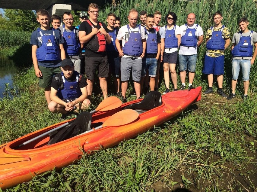 Uczniowie ZSP nr 1 w Łowiczu na spływie kajakowym [Zdjęcia]