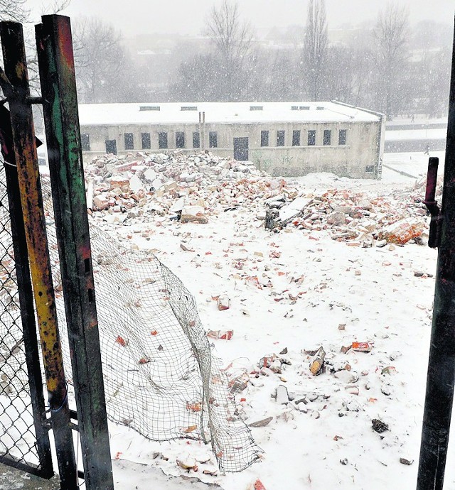 Część budynków już wyburzono. Teraz trwa usuwanie gruzu