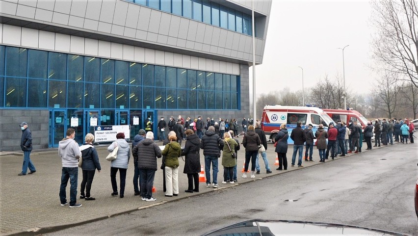 W hali MOSiR w Olkuszu można dziennie zaszczepić nawet 700...