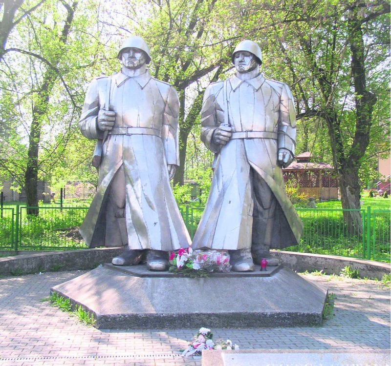 Pomnik upamiętnia bohaterów walk o wyzwolenie Dąbrowy