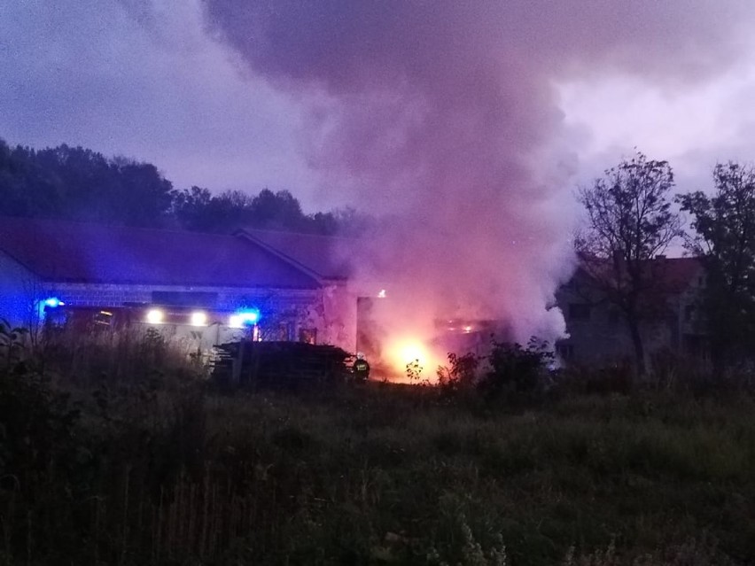 Strażacy gasili płonący kombajn w Pszowie