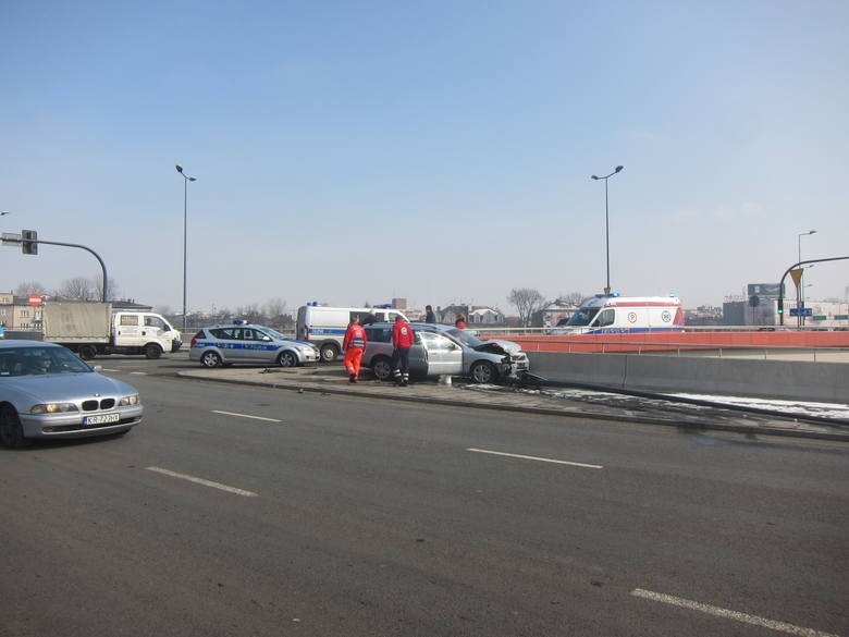 Kraków: wypadek na Rondzie Mogilskim. Samochód uderzył w latarnię