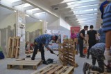 W Powiatowym Centrum Edukacji w Pile uczniowie budowali meble pod okiem znanego fachowca