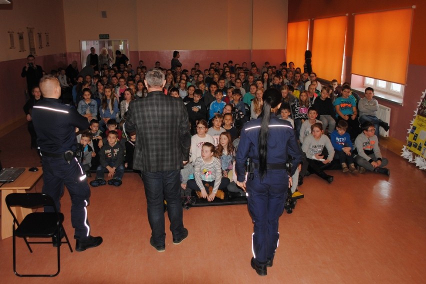 Policjanci z Radziejowa spotkali się z uczniami Szkoły Podstawowej i Gimnazjum w Osięcinach [zdjęcia]