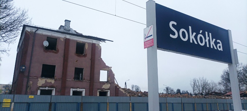 Dworzec PKP w Sokółce odchodzi w przeszłość. Wyburzanie budynku jest już na finiszu. Zobacz zdjęcia 