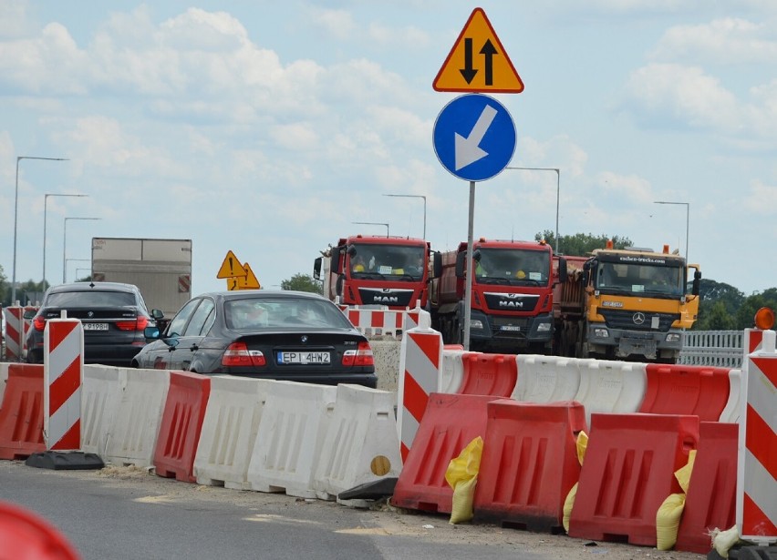 Budowa A1 koło Piotrkowa: próby obciążeniowe na wiadukcie...