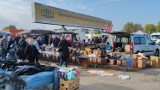 Uciążliwości bazaru przy Dmowskiego w Piotrkowie - mieszkańcy Poprzecznej mówią dość ZDJĘCIA