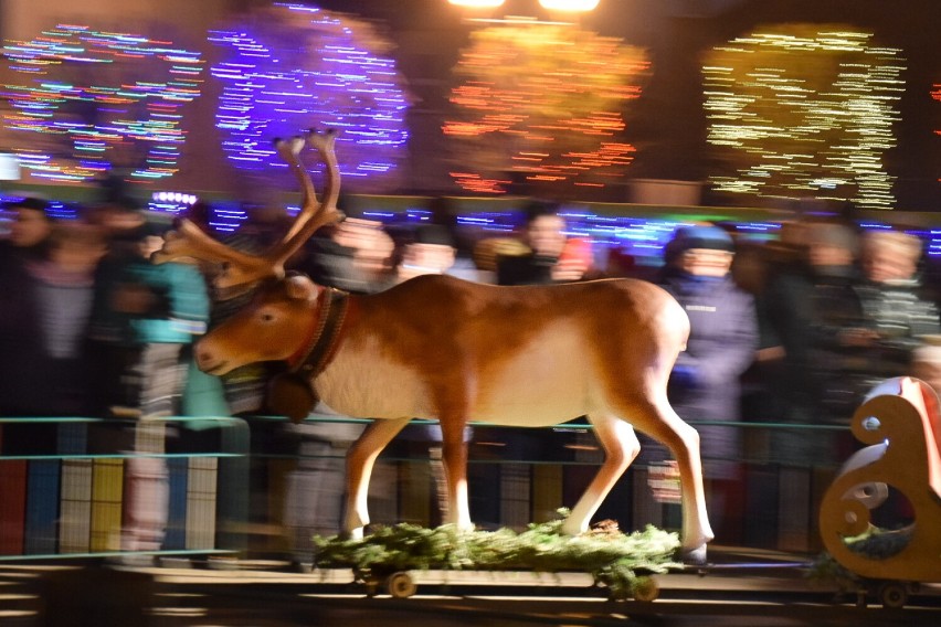 Złotowskie Mikołajki okiem fotografki Ewy Kowalskiej. Kilka ujęć inaczej pokazujących miejskie Mikołajki