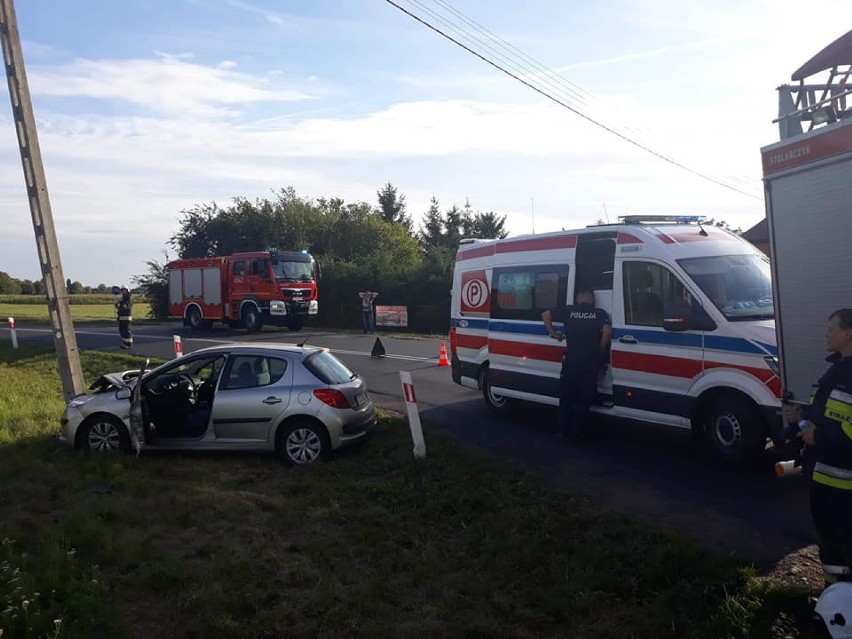 Wypadek w Młynarach. Samochód uderzył w betonowy słup (FOTO)