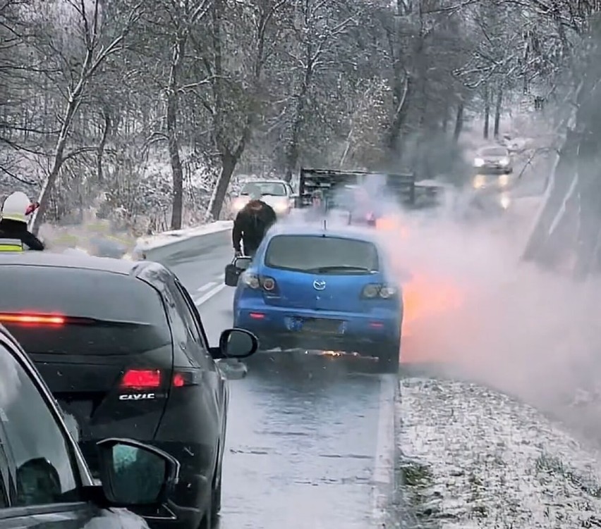 W Niegowonicach doszło do pożaru samochodu osobowego na DW...