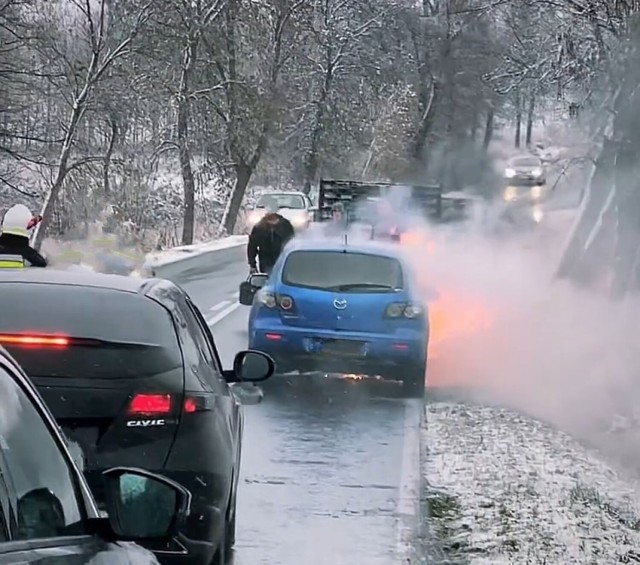 W Niegowonicach doszło do pożaru samochodu osobowego na DW 790 w kierunku Dąbrowy Górniczej.