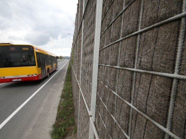 Ekrany przy ulicy Krakowskiej w Kielcach położone blisko jezdni nie mają roślin.