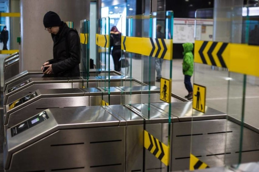 Nowe bramki w metrze z zamkniętym wyjściem ewakuacyjnym. Czy czeka nas paraliż komunikacyjny?