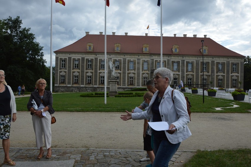 W piątek na spacer po mieście zaprosiła Halina Dobrakowska....