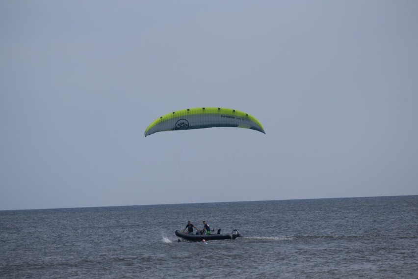 Xiaomi Kite Cup driven by Land Rover. Zawody kitesurfingowe na plaży w Krynicy Morskiej