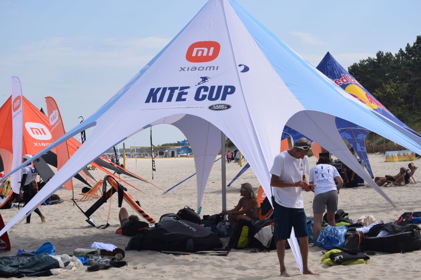 Xiaomi Kite Cup driven by Land Rover. Zawody kitesurfingowe na plaży w Krynicy Morskiej