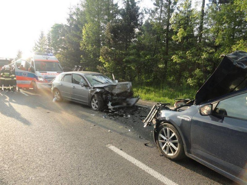 Wypadek na dk 28 w Paszynie. Dziecko i kobieta nie żyją. Pięć aut rozbitych [ZDJĘCIA]