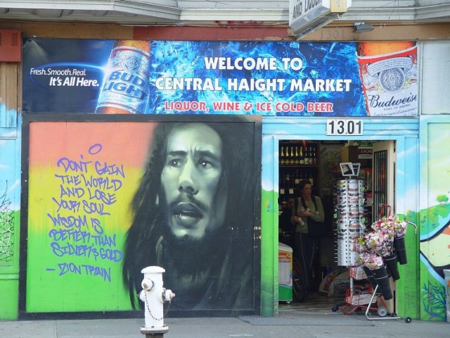 San Francisco. Graffiti przedstawiające Boba Marleya i fragment tekstu piosenki &quot;Zion Train&quot;