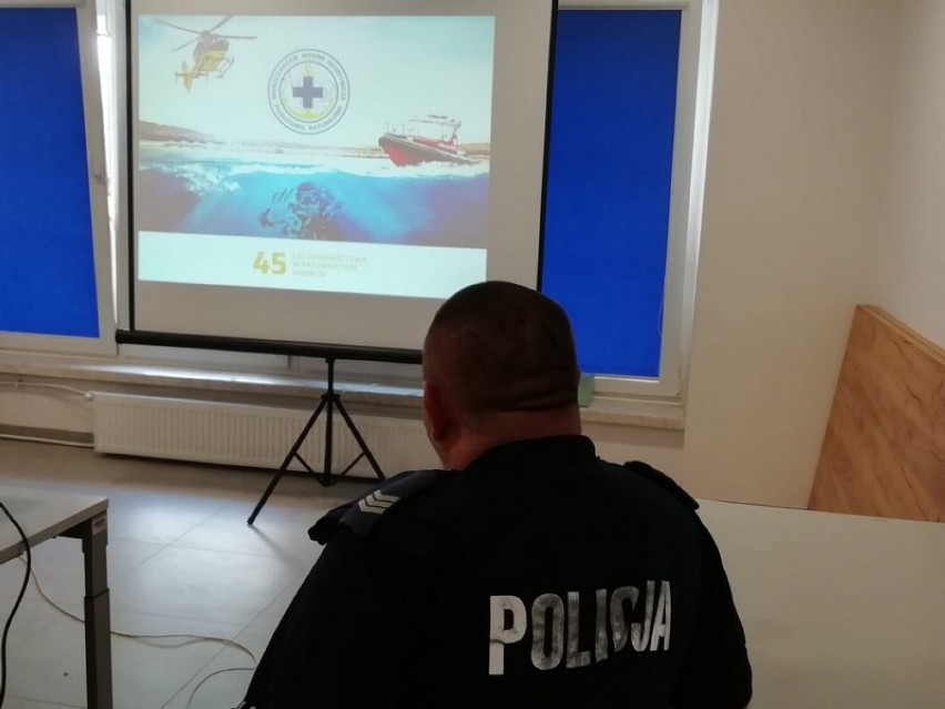 Krośnieńscy policjanci szkolą się z ratownictwa wodnego. Radiowozy zostaną wyposażone w rzutki ratownicze