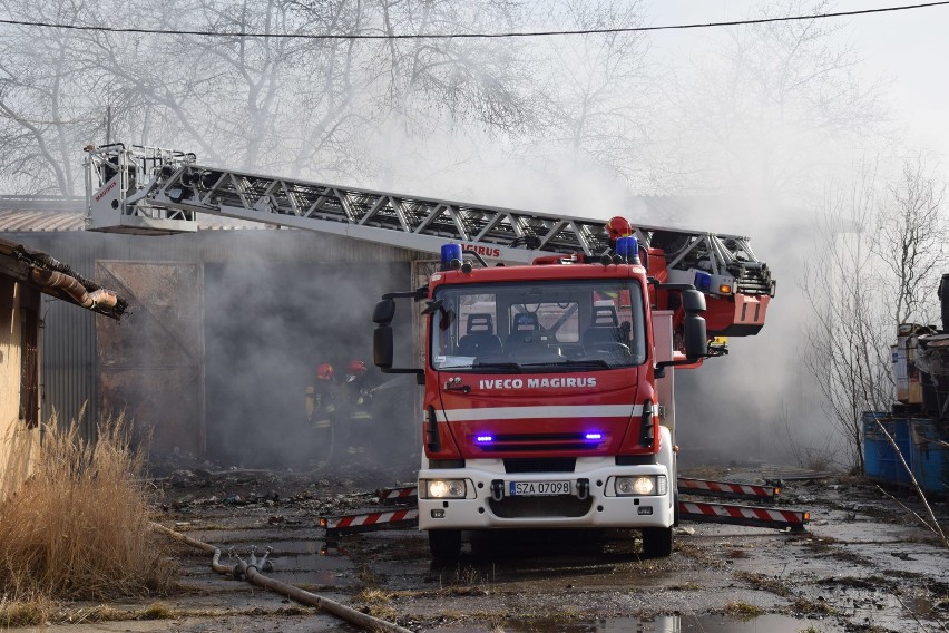 Pożar hali przy ulicy Grunwaldzkiej w Zawierciu [ZDJĘCIA]