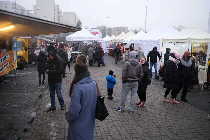Ursynowski Festiwal Bożonarodzeniowy. Świąteczne food trucki zaparkowały przy urzędzie dzielnicy