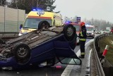 Dachowanie samochodu na granicy Tarnowa i Brzozówki. Kierująca volkswagenem ranna, droga na Lisią Górę była całkowicie zablokowana